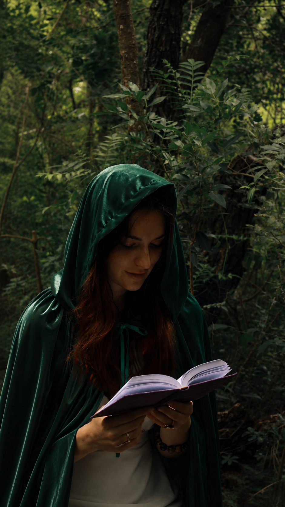Capa con Capucha Madre Tierra · Virgen María — Verde